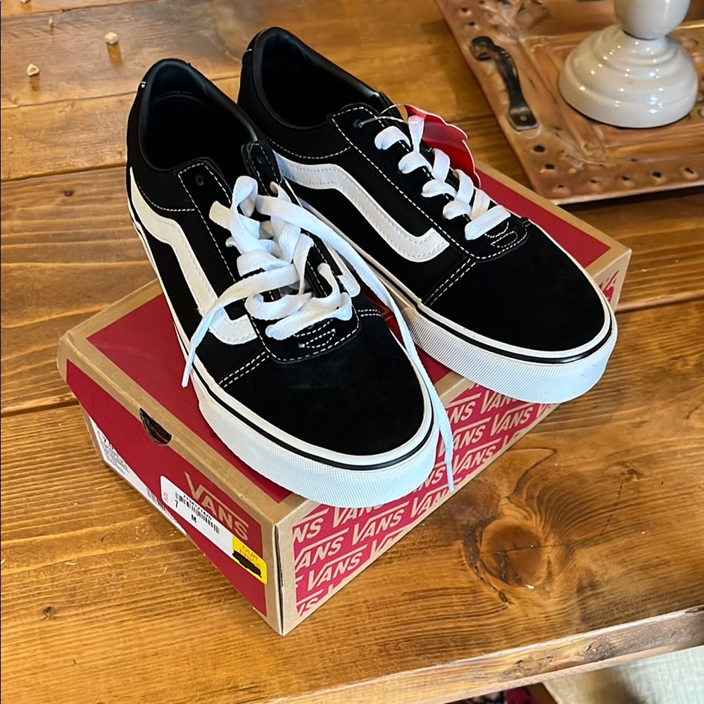 Vans Black and White Sneakers brand new woman size 7